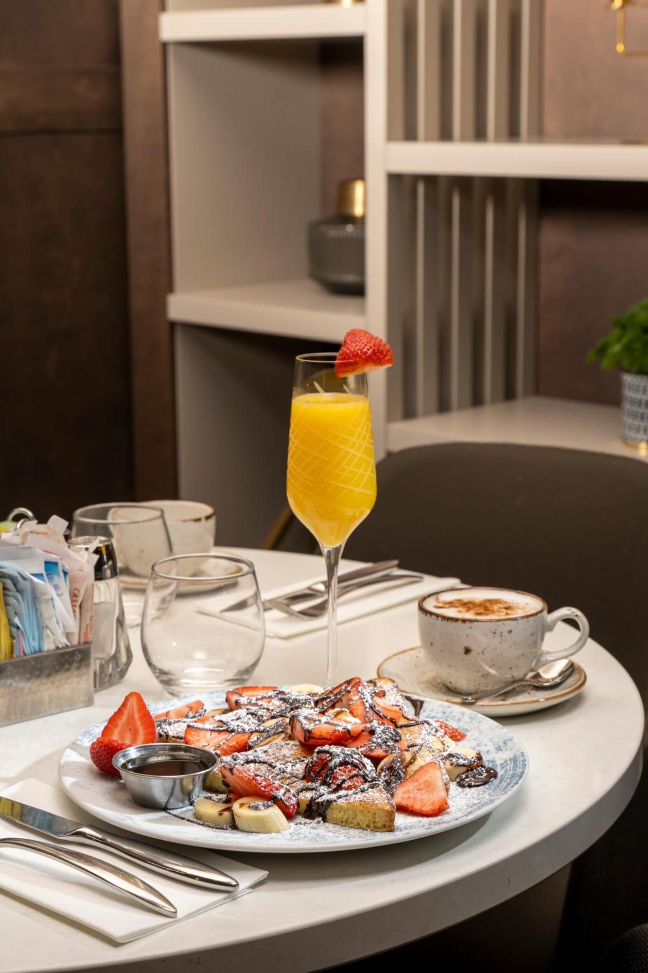 Doubletree By Hilton Montreal Airport Hotel Dorval Ngoại thất bức ảnh